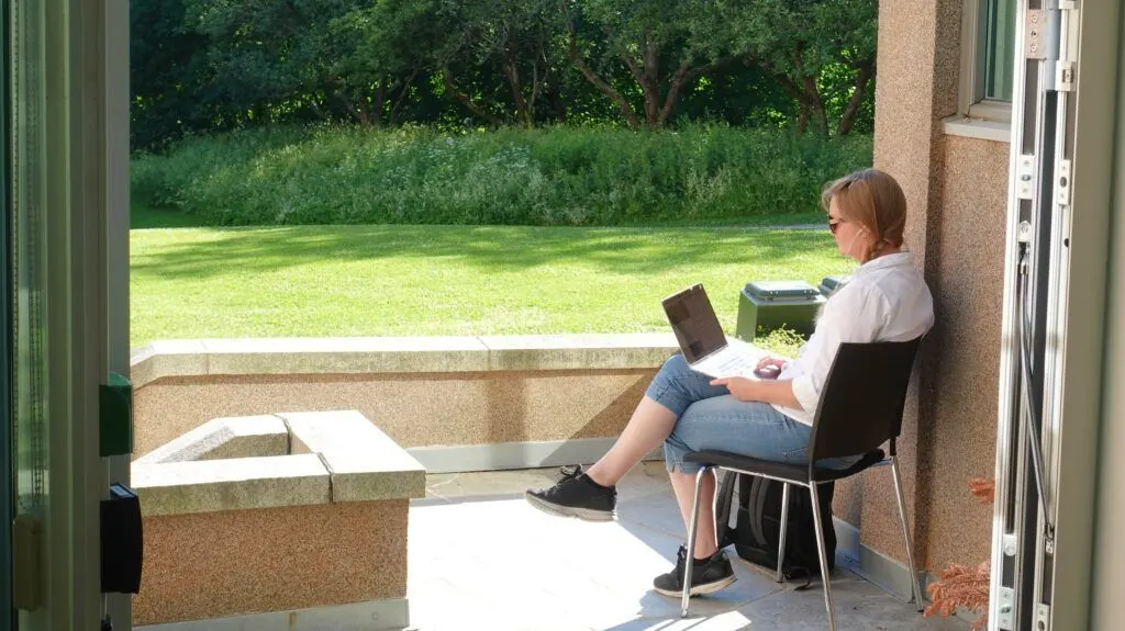 Postdoc Mari Romarheim Haugen decided to move outside to participate in one of the RPPW sessions from RITMO&rsquo;s terrace.
