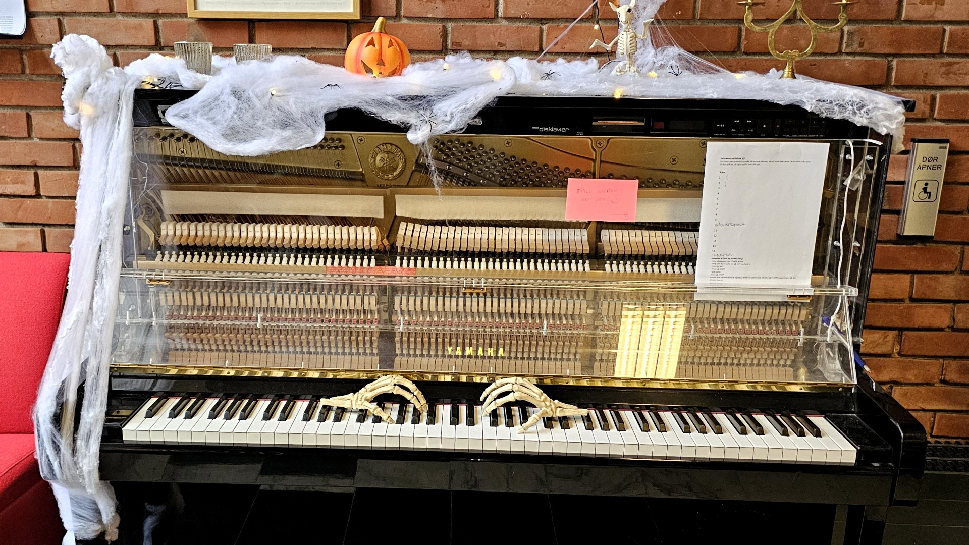 Piano med Halloween-pynt